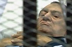 الثوار يطاردون مبارك ويحاصرون منازله لمنع خروجه يوم 13 أفريل