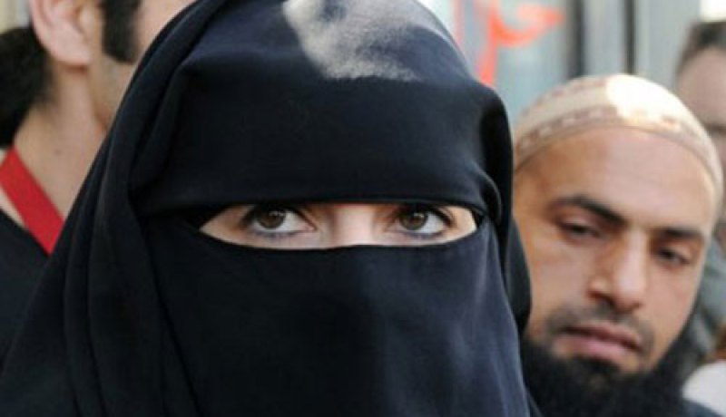 القضاء الفرنسي يتهم امرأة بمحاولة الاتصال بتنظيم القاعدة عبر الانترنت