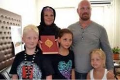 عائلة ﻧﺮﻭﻳﺠﻴﺔ ملحدة ﺗﻌﺘﻨﻖ ﺍﻹ‌ﺳﻼ‌ﻡ ﺑﻌﺪ ﺗﺄثرﻫﺎ ﺑﺎﻟﻘﺮﺁﻥ ﺍﻟﻜﺮﻳﻢ ﻓﻲ ﺗﺮﻛﻴﺎ