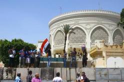 محتجون معارضون يحاولون تسلق جدران الإتحادية في مصر