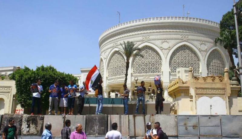 محتجون معارضون يحاولون تسلق جدران الإتحادية في مصر