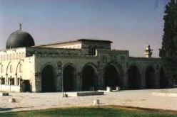 قوات الاحتلال الاسرائيلية تحاصر المسجد الأقصى وتمنع الصلاة