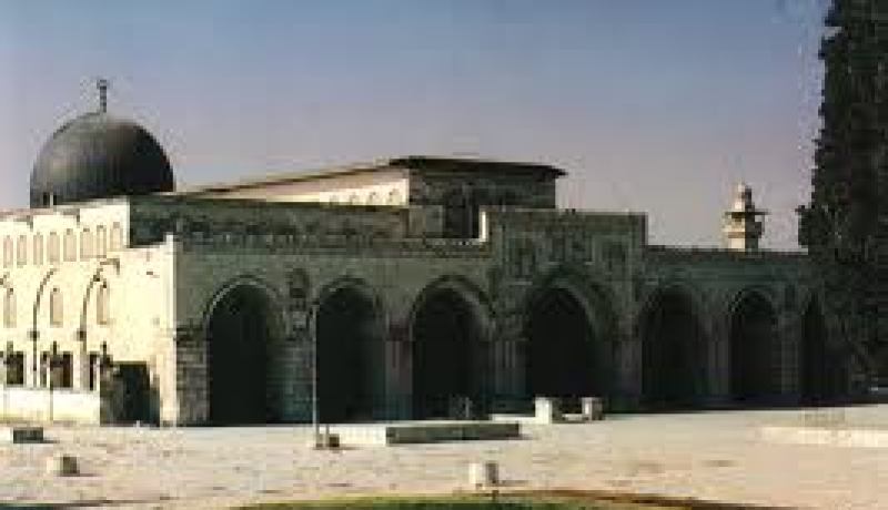 قوات الاحتلال الاسرائيلية تحاصر المسجد الأقصى وتمنع الصلاة