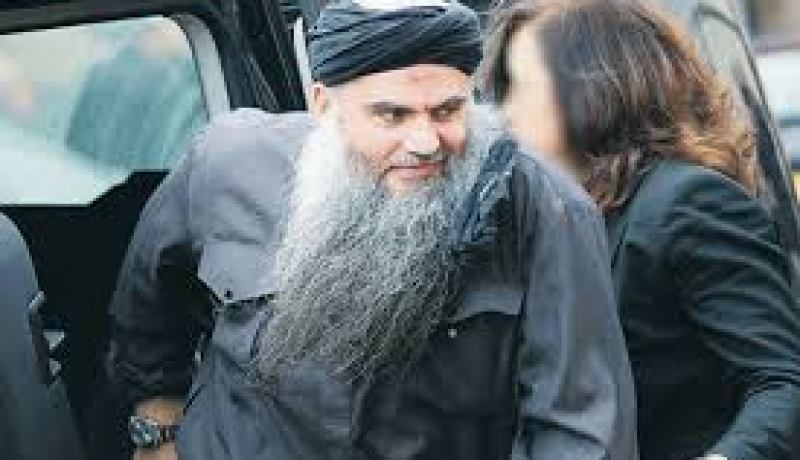 بريطانيا تبعد أبو قتادة و ترحله على متن طائرة عسكرية إلى الأردن
