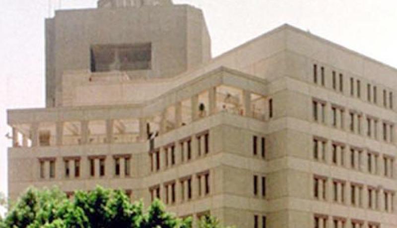 السفارة الأمريكية تواصل إغلاق أبوابها.. وتطالب مواطنيها بتجنب مناطق المظاهرات