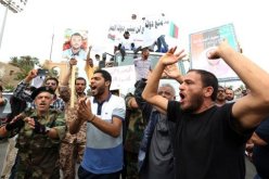 مسلحون ليبيون يطوقون وزارات عدة مطالبين بالقصاص من رئيس الوزراء