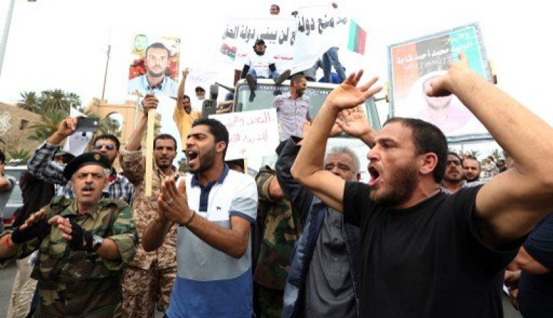 مسلحون ليبيون يطوقون وزارات عدة مطالبين بالقصاص من رئيس الوزراء