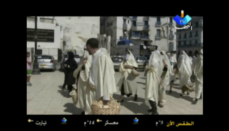 نساء جزائريات يخرجن بالحايك إلى العاصمة