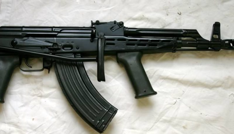 القاء القبض على شخص قادم من مالي و بحوزته سلاح كلاشينكوف