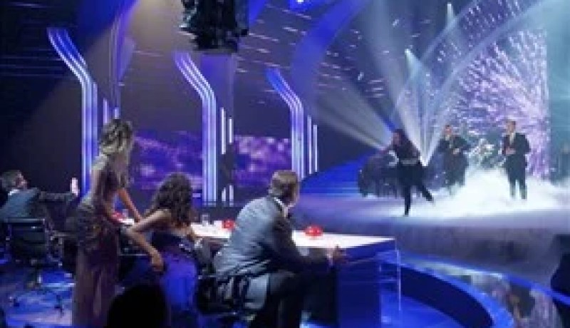 رشق النجم سايمون كاول بالبيض في مواهب بريطانيا