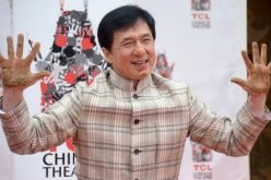 جاكي شان أول ممثل صيني يترك بصمات يديه و قدميه في الإسمنت