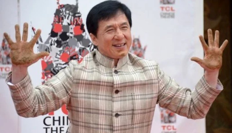 جاكي شان أول ممثل صيني يترك بصمات يديه و قدميه في الإسمنت