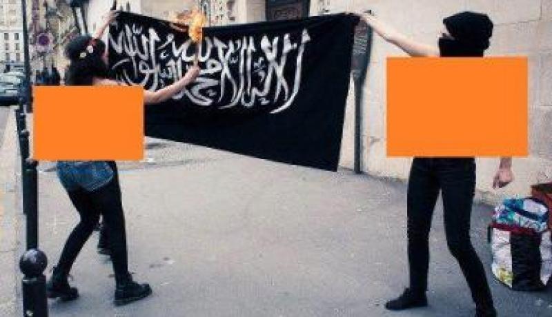 نساء عاريات يحرقن العلم السلفى أمام مسجد في باريس