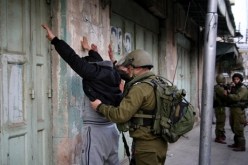 قوات الاحتلال الإسرائيلي تعتقل شابا فلسطينيا بالضفة الغربية