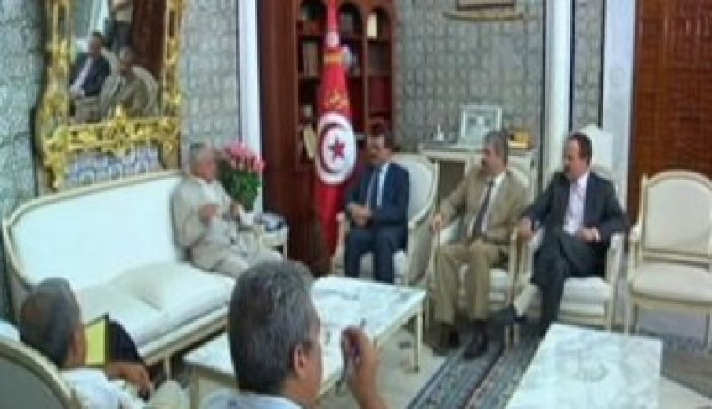 الائتلاف الحاكم والمعارضة في تونس يوقعان على خارطة طريق لتشكيل حكومة مستقلين