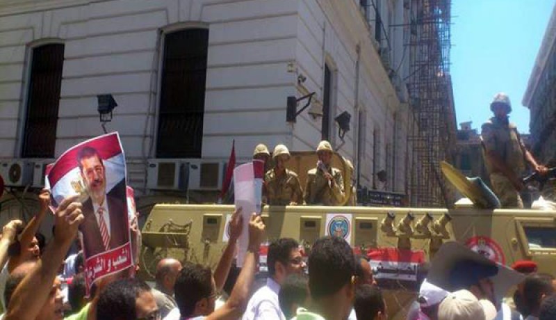 مؤيدو مرسي يتظاهرون أمام البورصة والبنك المركزي بالإسكندرية