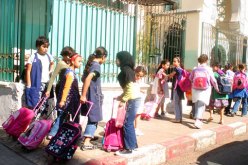 حمل التلاميذ للمحافظ الثقيلة يسبب لهم التواء في العمود الفقري