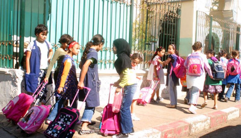 حمل التلاميذ للمحافظ الثقيلة يسبب لهم التواء في العمود الفقري