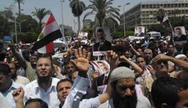 مؤيدو مرسي يدعون لمسيرات بعد تقارير عن قرب فض اعتصاميهما