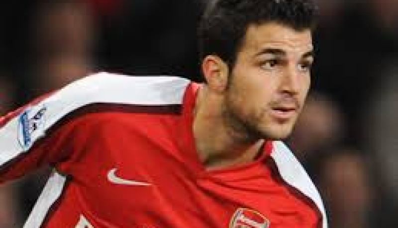 فابريغاس يتعرض لالتواء بالكاحل قد يحرمه من المشاركة في أولى مباريات الليغا