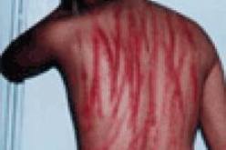 السعودية تحكم على رجلين بالسجن والجلد لمساعدة امرأة اعتنقت المسيحية