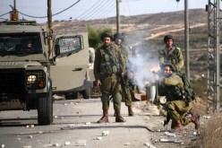 الجيش الإسرائيلى يعتقل ثلاثة فلسطينيين ويعتدى على طفل بالخليل