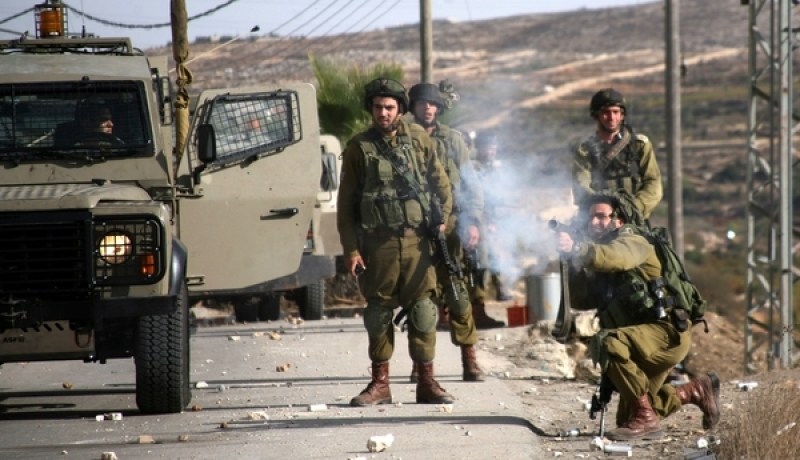 الجيش الإسرائيلى يعتقل ثلاثة فلسطينيين ويعتدى على طفل بالخليل