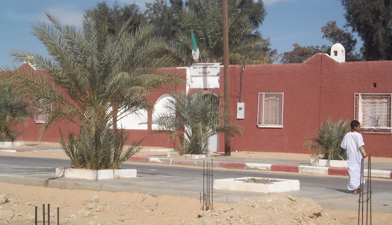 مدرسة مولاي العربي الابتدائية تستغيث المسؤولين بعد ان غمراتها الرمال في ادرار