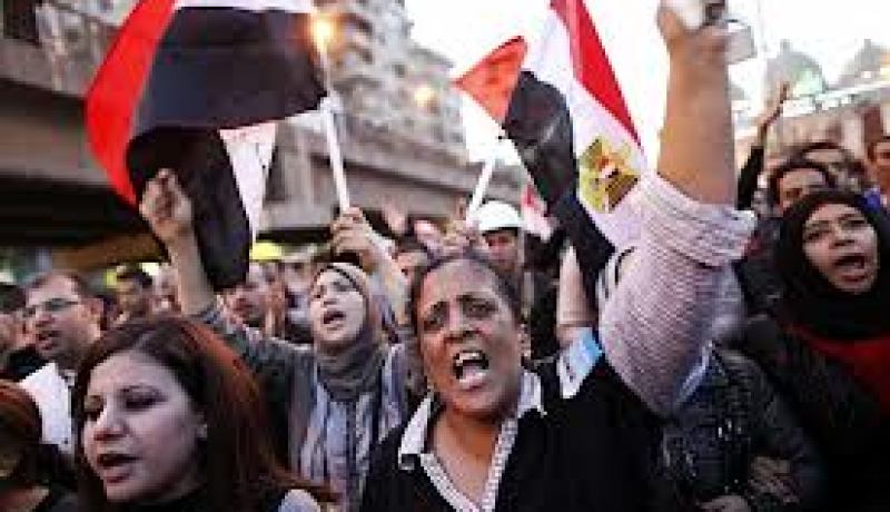 قوى المعارضة تتظاهر أمام المقر العام لجماعة الاخوان المسلمين بالقاهرة