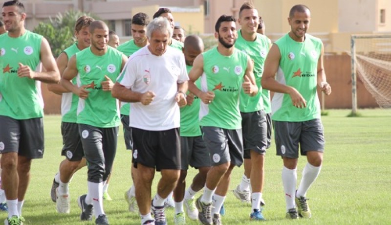 لاعبوا المنتخب الوطني يجرون حصة تدريبية بواغادوغو