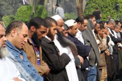 أنصار مرسي يؤدون صلاة الظهر بـالنهضة