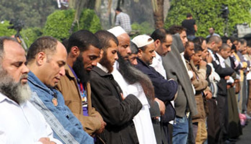 أنصار مرسي يؤدون صلاة الظهر بـالنهضة