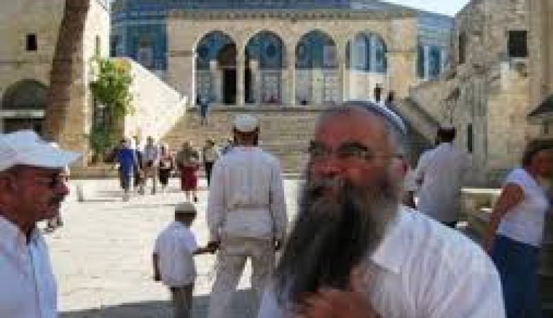 عشرات المستوطنين يقتحمون باحات المسجد الأقصى المبارك ويعتدون على المصلين والطلاب