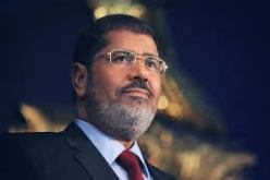 وزير الداخلية المصري يرجح نقل محمد مرسي إلى سجن حسني مبارك