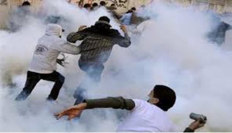 قوات الأمن التونسية تستعمل الغاز المسيل للدموع لتفريق محتجين أمام المجلس التأسيسي