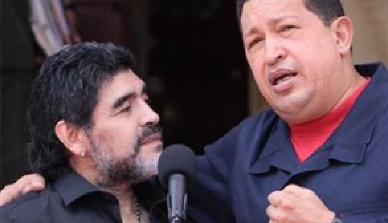 الأسطورة مارادونا يزور قبر تشافيز و ينتقد أميركا