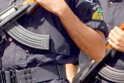 شابان يعتديان على شرطي بطريقة وحشية في محاولة سرقة