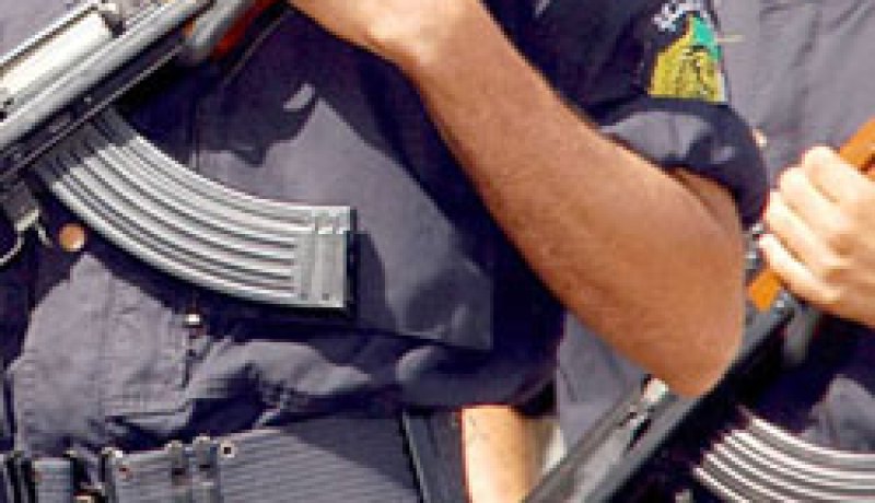 شابان يعتديان على شرطي بطريقة وحشية في محاولة سرقة