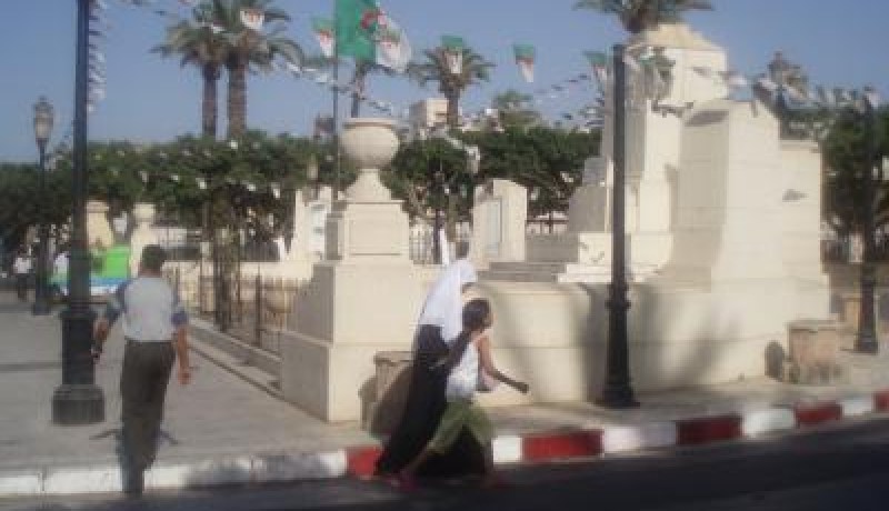 القضاء قريبا على أكبر سوق فوضوي وسط مدينة حجوط