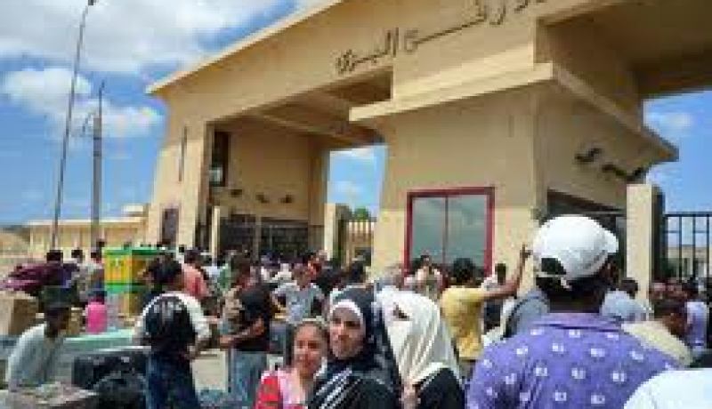 أمنيون مصريون يحتجون بغلق معبر رفح