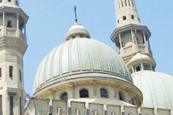 تجمع المئات من الأخوات أمام مسجد النور للاتجاه لوزارة الدفاع