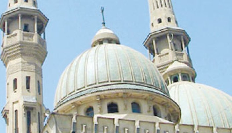 تجمع المئات من الأخوات أمام مسجد النور للاتجاه لوزارة الدفاع