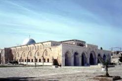 إصابة عشرات الفلسطينيين في مواجهات داخل باحات المسجد الأقصى