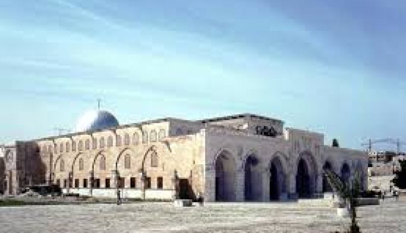 إصابة عشرات الفلسطينيين في مواجهات داخل باحات المسجد الأقصى