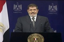 مرسي يتمسك بالرئاسة.. و السيسي يتعهد بحماية الشعب