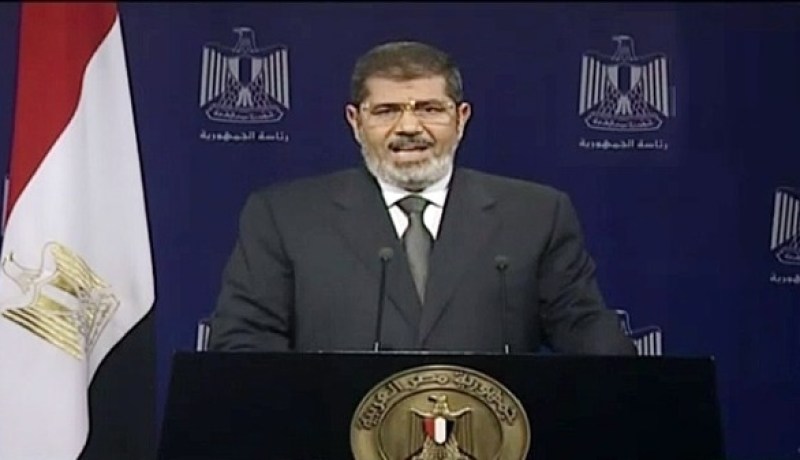 مرسي يتمسك بالرئاسة.. و السيسي يتعهد بحماية الشعب