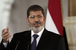 الرئيس مرسي يتابع الاحداث المصرية من الجرائد و التلفزيون