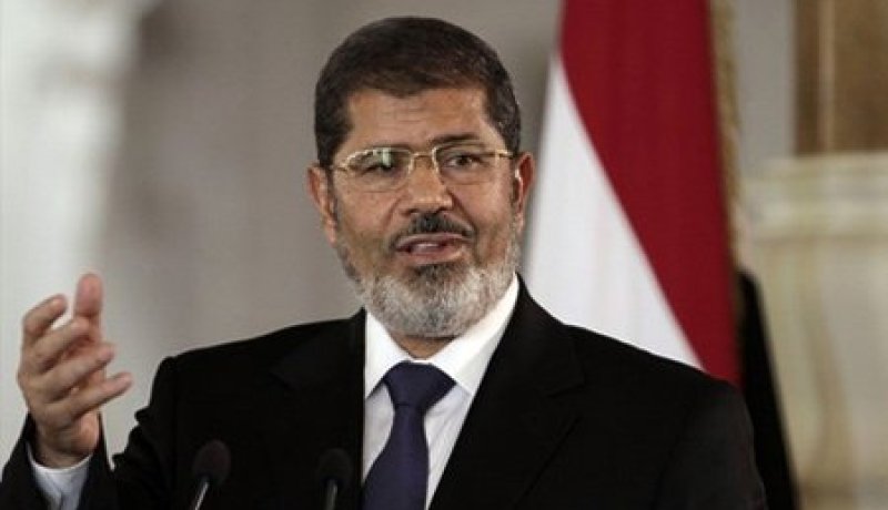 الرئيس مرسي يتابع الاحداث المصرية من الجرائد و التلفزيون