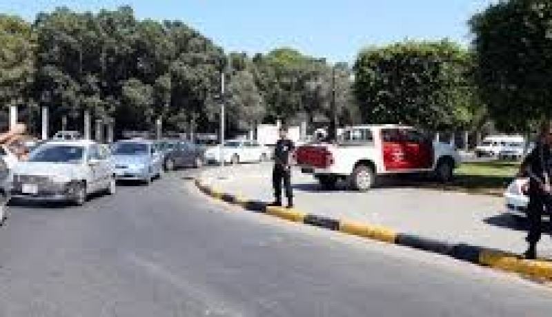 عدد من الثوار يحاصرون مبنى الخارجية الليبية ويطالبون بتطبيق العزل السياسي
