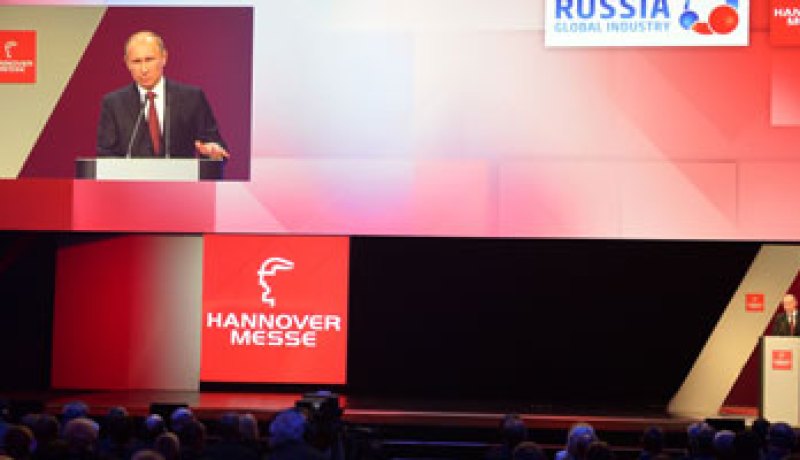 نساء عاريات يتظاهرن ضد بوتين خلال تفقده معرضا فى ألمانيا